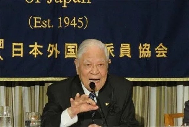 2020年李登辉遗体火化，女子当众泼其肖像油漆：死有余辜