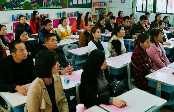 爸爸来开家长会，却被老师劝退回家，“您还是换件衣服再来吧”