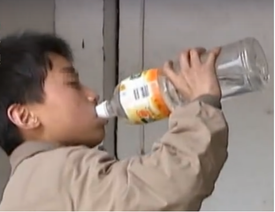 故事：农村14岁少年每天疯狂喝水,一天能喝30斤,他的身体有何不同