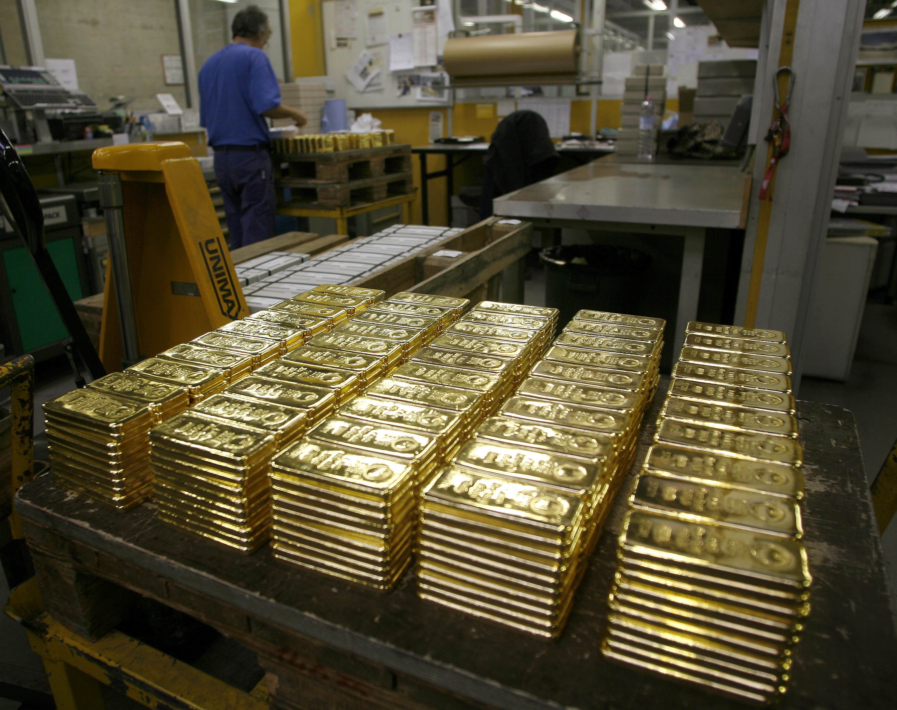 俄乌冲突持续，中国连续大幅减持美债，200吨黄金从欧美运抵中国