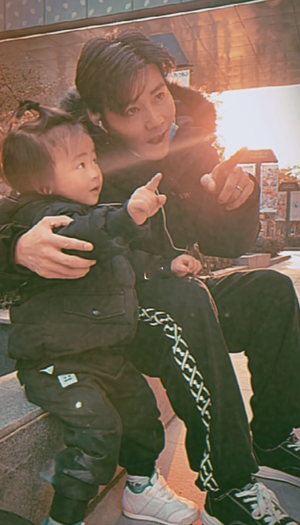 张晋带娃好有爱，搂着儿子唱粤语歌，乐儿扎小揪揪全程“冷漠脸”