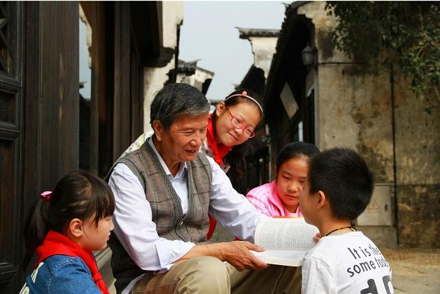 55岁高级教师，已到退休年龄却不愿退休，学校的安排让她左右为难