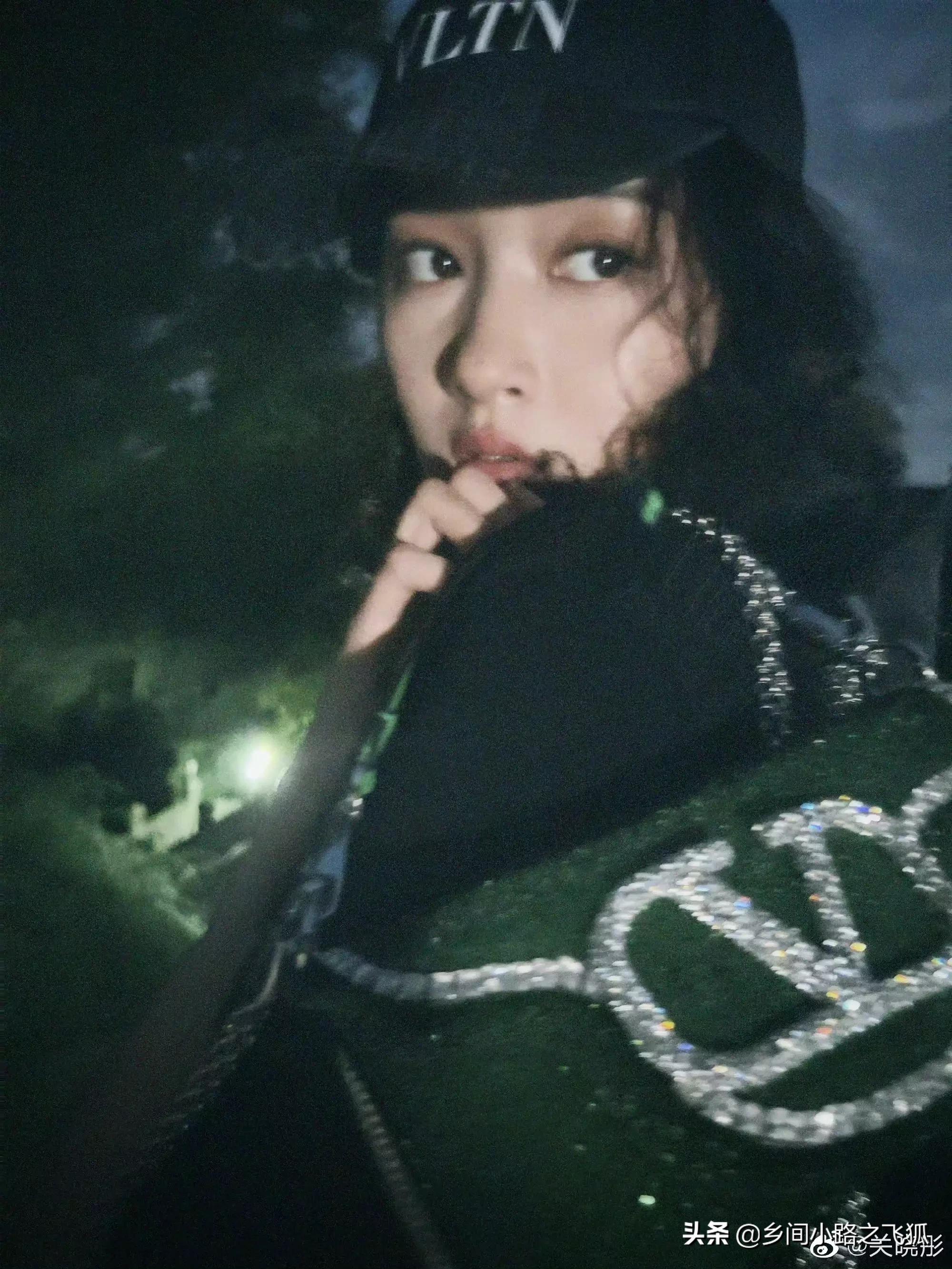 关晓彤夏夜的一点闪随拍，黑夜中的小精灵