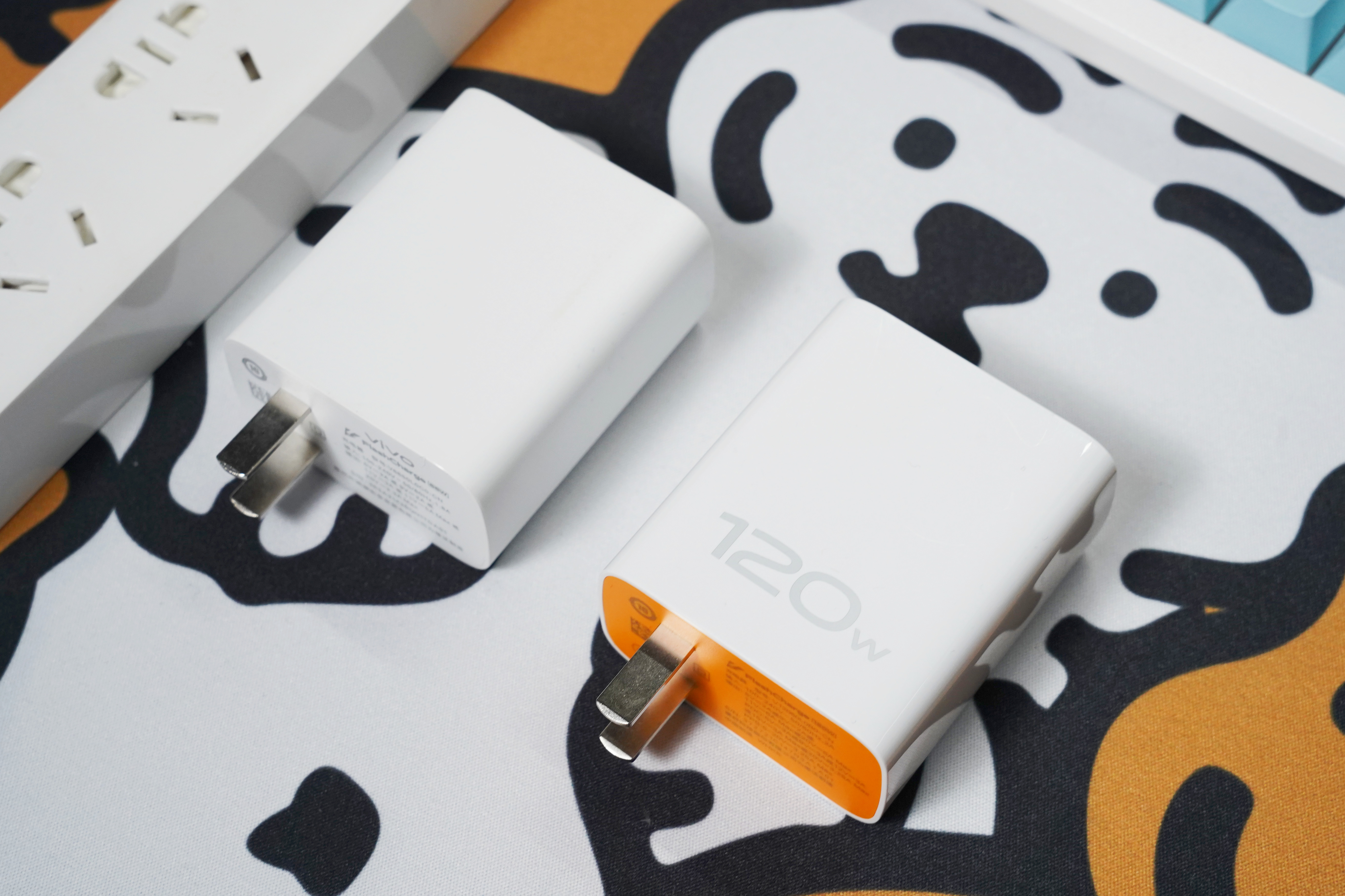 iQOO 120W 氮化镓闪充头，高完成度的原厂迷你充电器