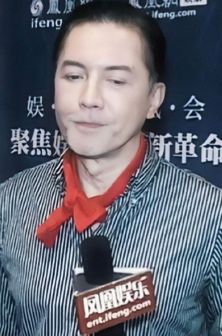 尊龙老了依然是男神，白发不染仍有贵族气质，优雅到骨子里的男人