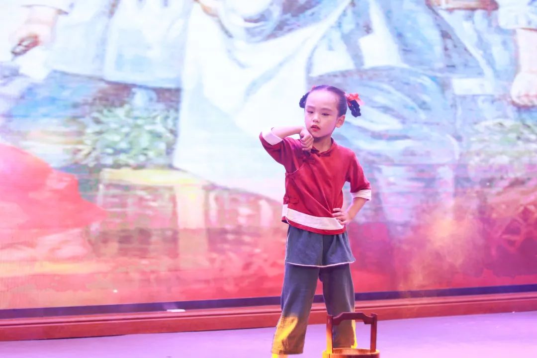 天府新区华阳实验小学举行“童星耀五月·艺术绽花开”群舞比赛