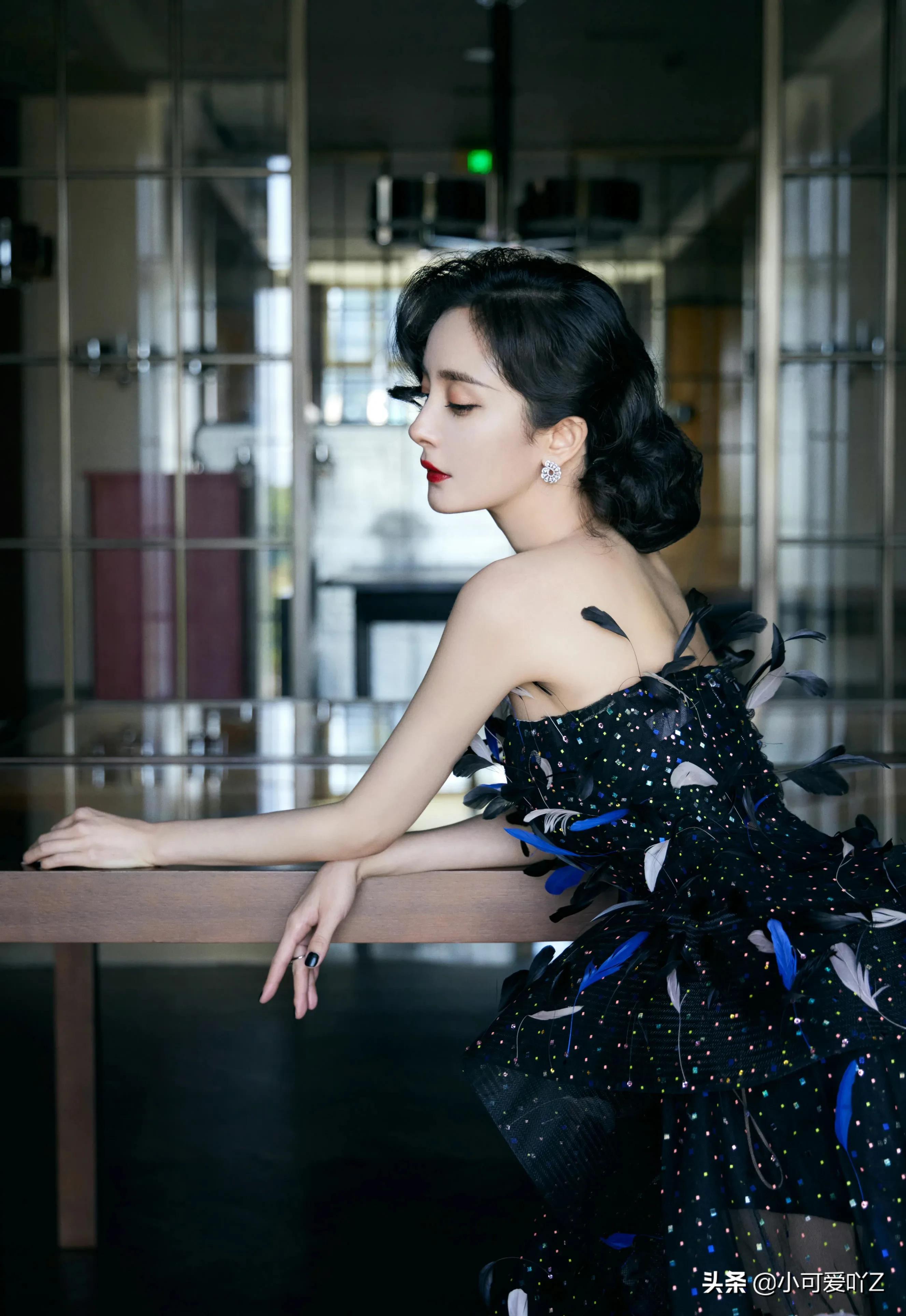 杨幂，复古礼服，波浪卷发，尽显优雅成熟