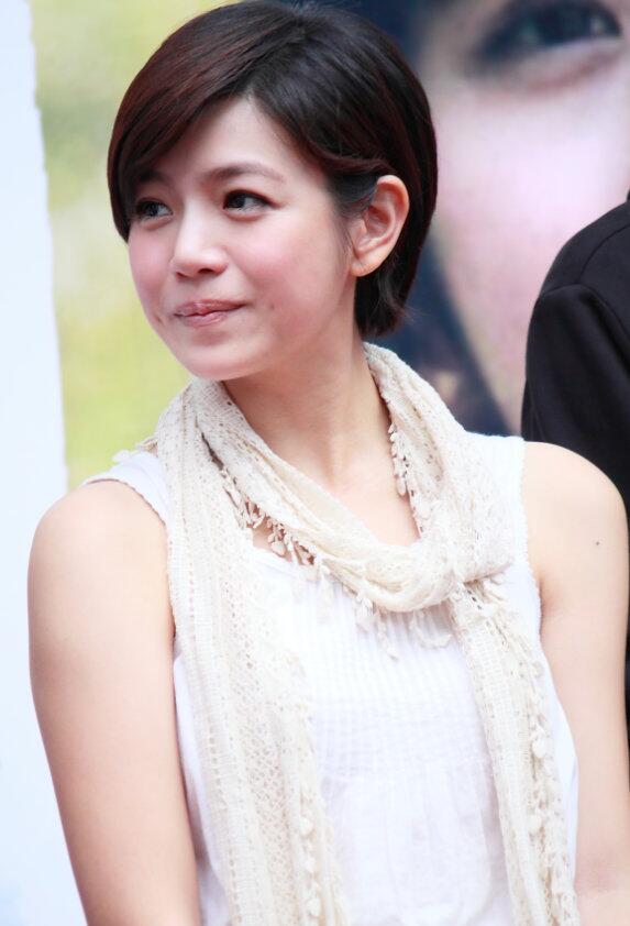 被陈妍希的“短发”造型美到了，减龄又少女，很有初恋感