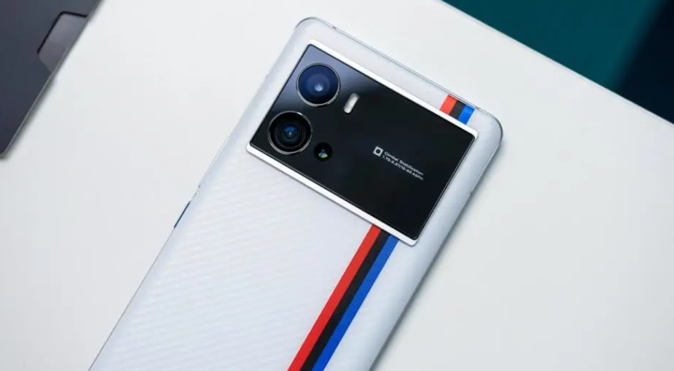 限时直降800，12GB+4nm芯+独显芯片+2K屏，还有微云台双主摄