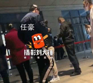 任豪八字回應插隊太敷衍，腿腳利索卻稱扭傷，強行賣慘搞特殊