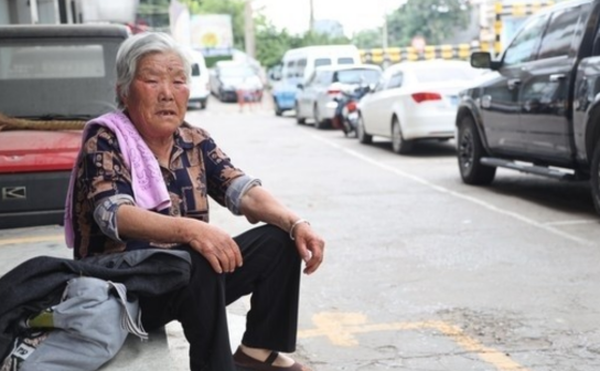 徐州八旬奶奶每天在学校对面坐等八小时：他还没长大，我不敢老