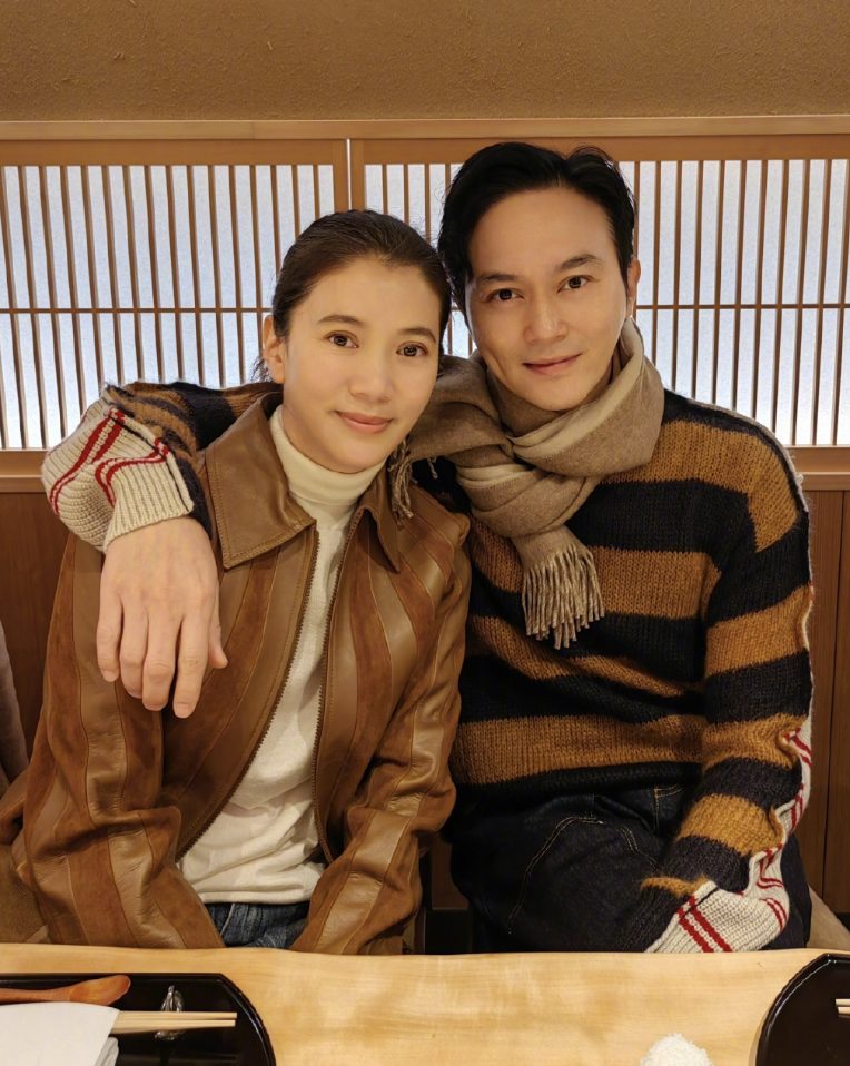 张智霖庆祝结婚21周年，将袁咏仪紧搂怀中，相爱超30年却未办婚礼