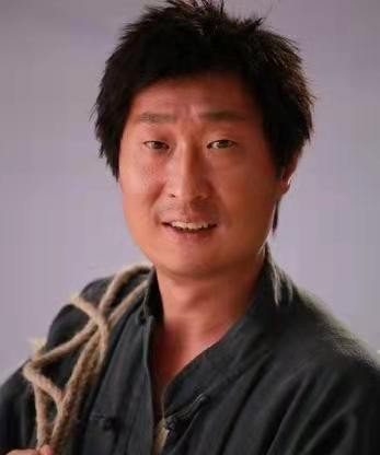 在剧组里积极主动,会为了一个表情,一句话细细琢磨,林永健做