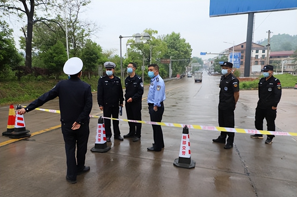 疫情在前，交警不退！新邵抗疫一线的那抹“荧光绿”