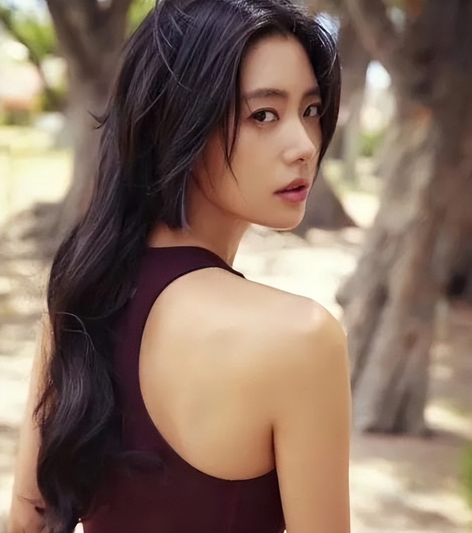 电影上线排榜第二，贾冰化身“冒牌财神爷”，最耐看的还属克拉拉