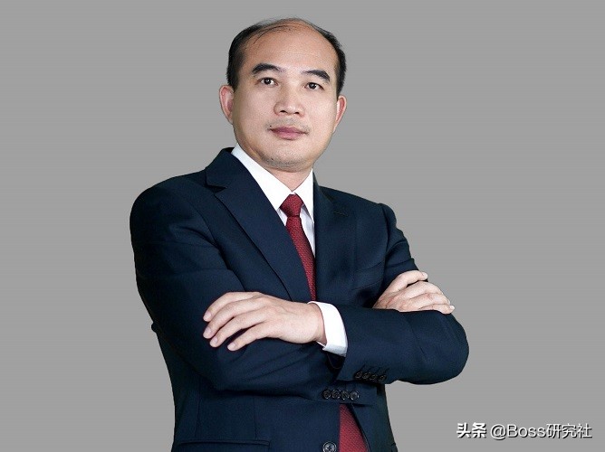 9,洪杰他是已故印尼著名华人企业家林文镜先生的长子,1989年,林宏修