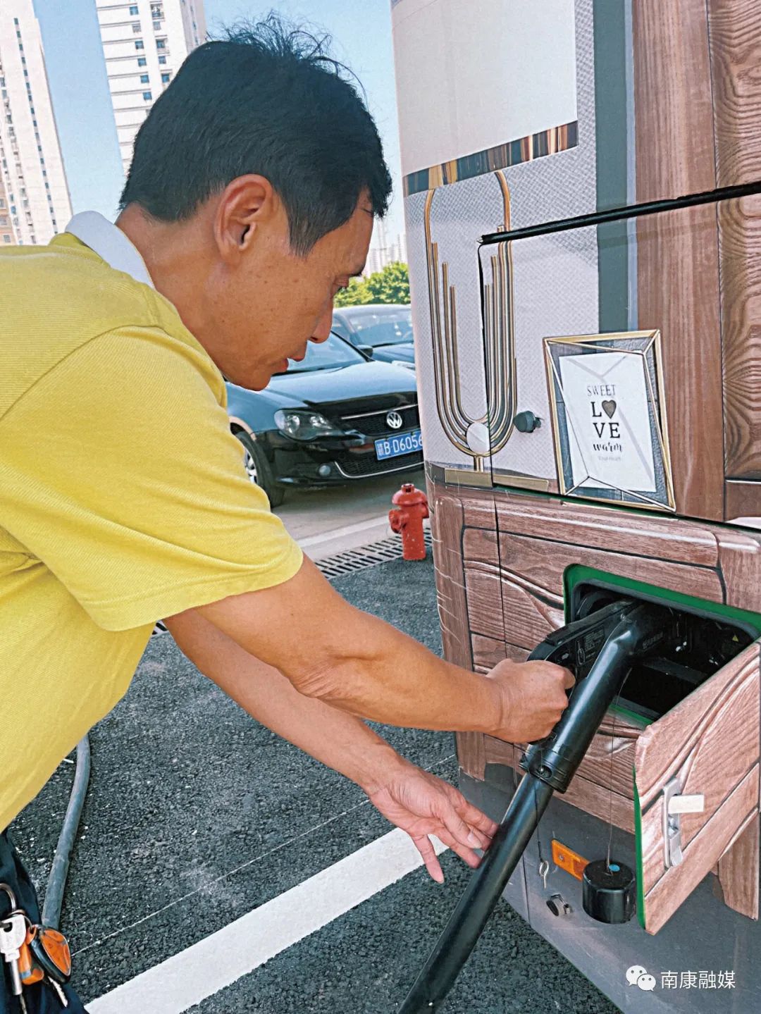 巴适巴士上线！首批格力钛新能源家居公交车亮相南康