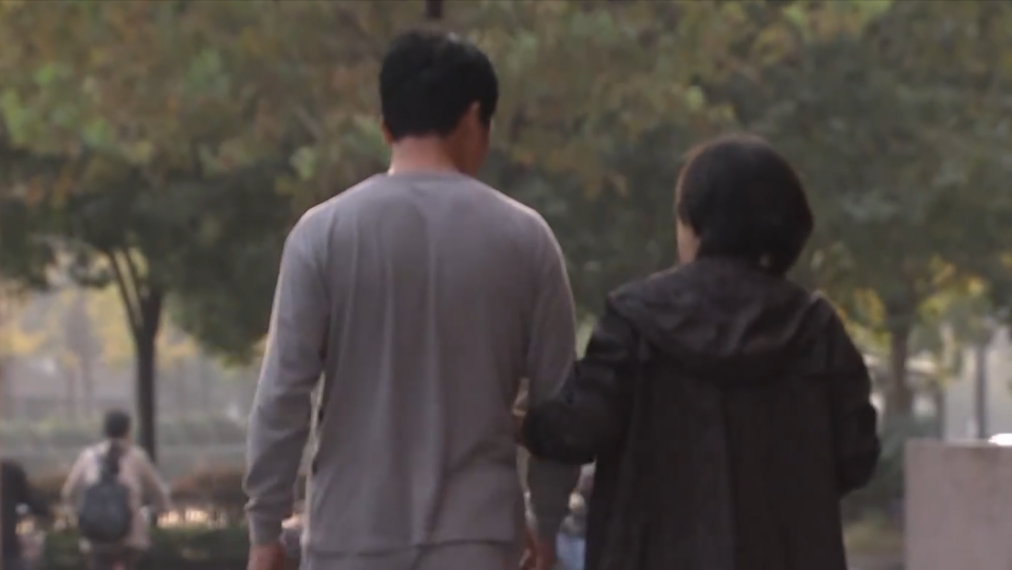 60多岁女骗子时髦漂亮，全国有200多个男友，被抓时竟说自己善良