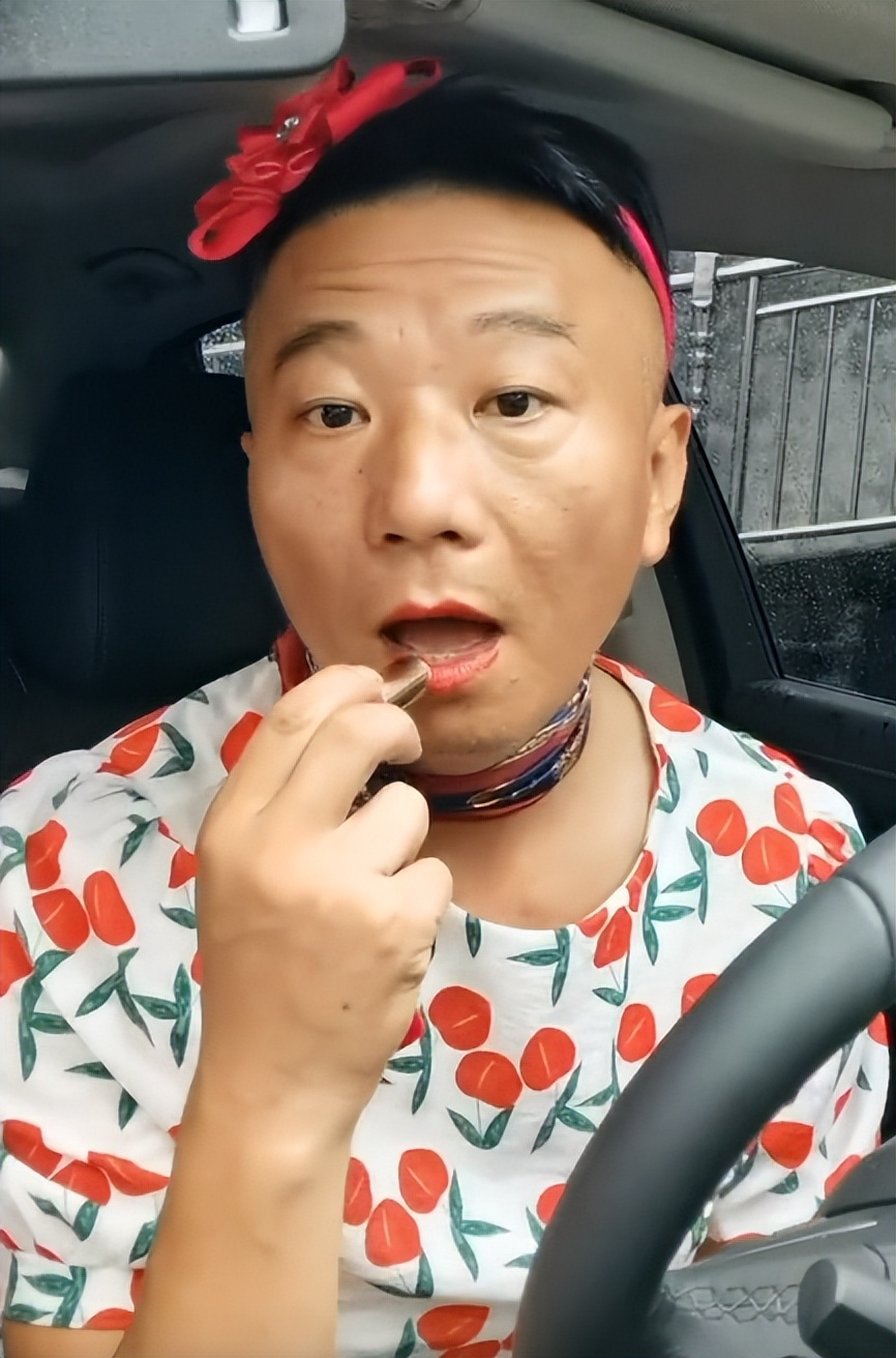 爱表演的生哥：模仿老太太走红圈粉400万，被赞“第二个宋小宝”