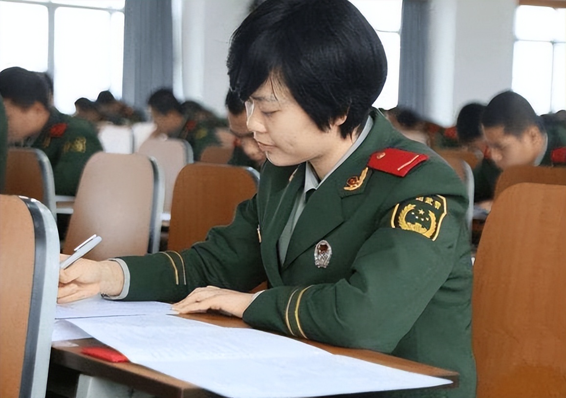 直招军官公告出炉！年薪15万起步还有带薪假期，家长也能“沾光”