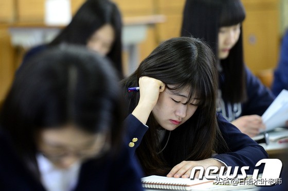 韩国：明年开始公务员的年龄降低到18岁，高中3年级学生可以参加考试
