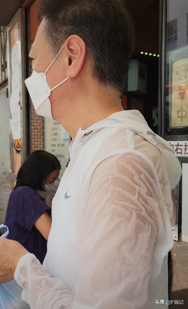 陶大宇大热天在街头派饭盒给老人家 热到汗都把白色外套变透明