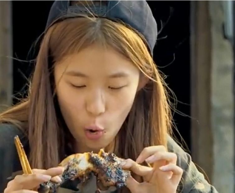 巨婴公主：16岁吃饭靠人喂，每天开销过万，开兰博基尼卖手机壳