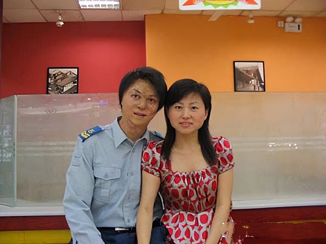 21岁战士救火毁容，女白领不顾反对嫁他，结婚时市长和首长都来了