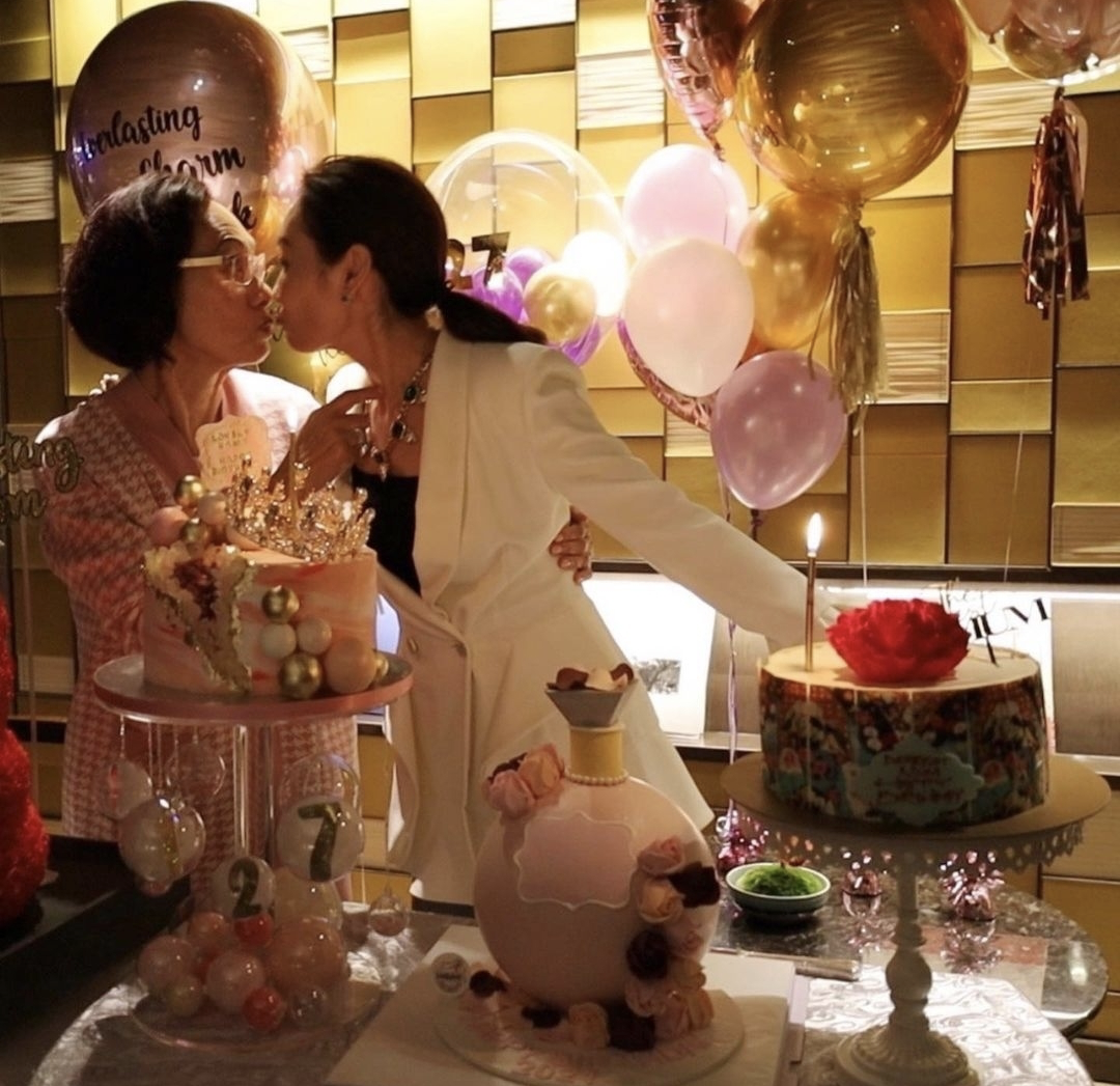 51岁郭可盈晒全家福庆生，与母亲温馨亲吻，熊黛林双胞胎女儿出镜