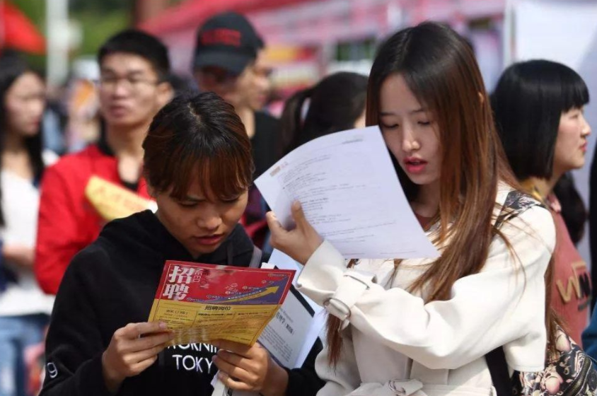 事业单位再迎喜讯，8类在编人员或将升级为公务员，教师能沾光吗