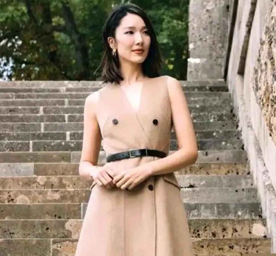 王祖蓝真会穿，穿着驼色无袖连衣裙真是高大尚，身高太显眼