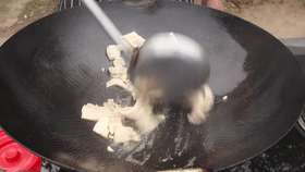 即将失传的“河南老式炒面”，生面条直接上锅炒，很多人都没吃过