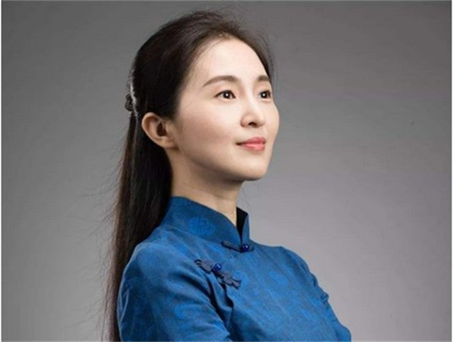 胡红梅的“堕落史”：从最美校长到“无耻小偷”，她经历了什么？