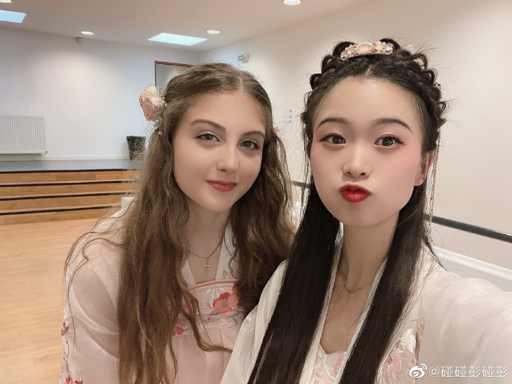 Dior抄袭中国马面裙设计，留学生们发起抗议，要求停止文化挪用