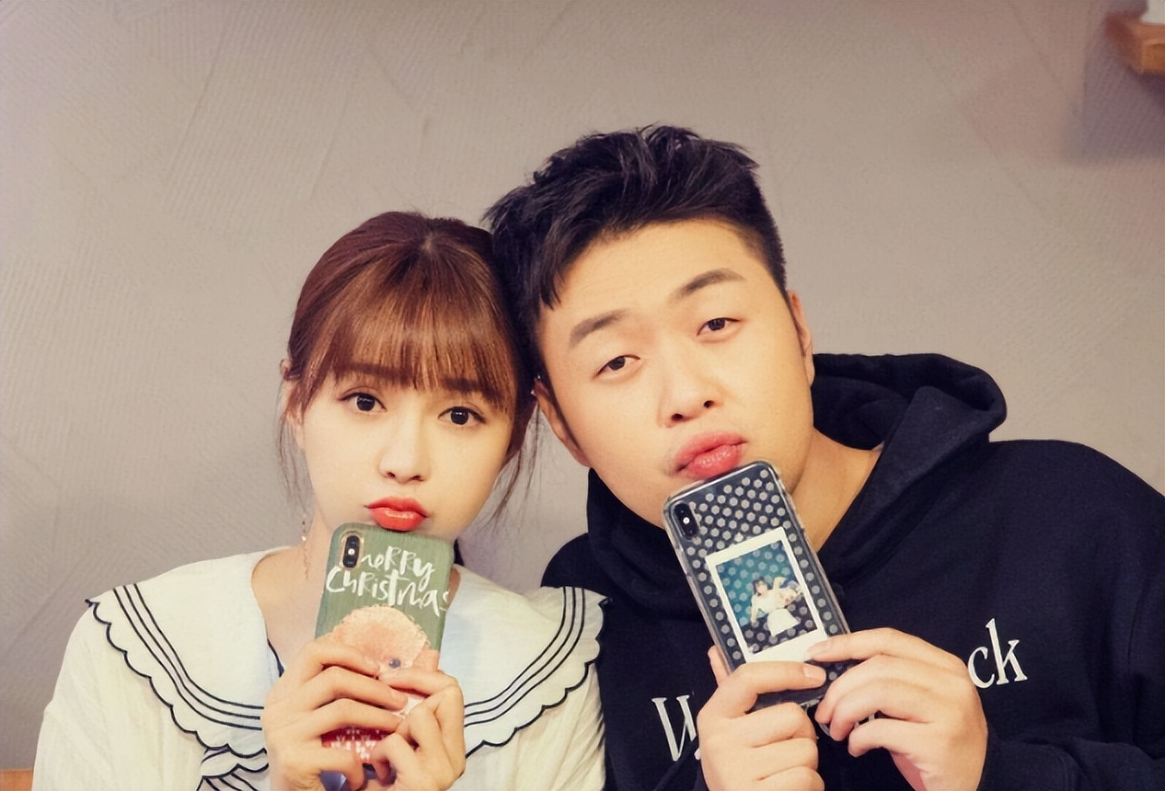 杜海涛近照曝光，瘦身成功后穿唐装素颜与网友合照，被赞好有气质