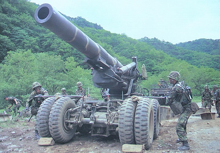 艰难进入阵地的南朝鲜美制m115型203mm榴弹炮fgt-203的问题就更大了.