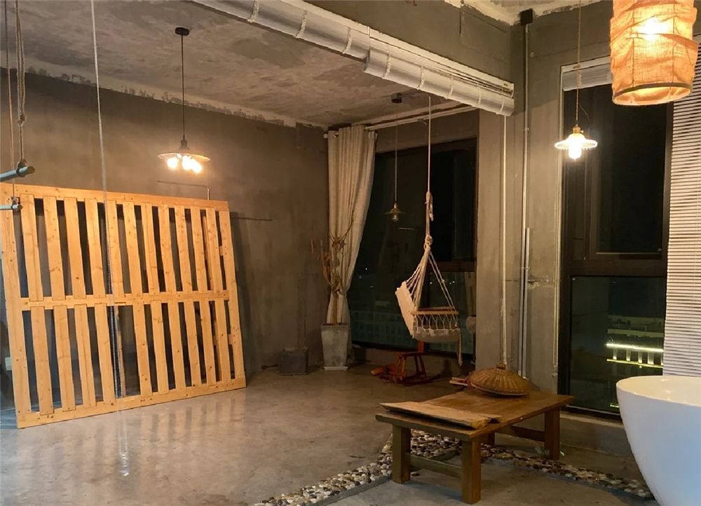 浙江夫妻俩为省钱，自行简装后住进89㎡毛坯房，网友：也是佩服
