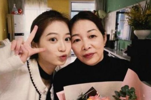 4名领诵员个个优秀，为啥唯独冯琳备受关注？杨澜一语道破玄机