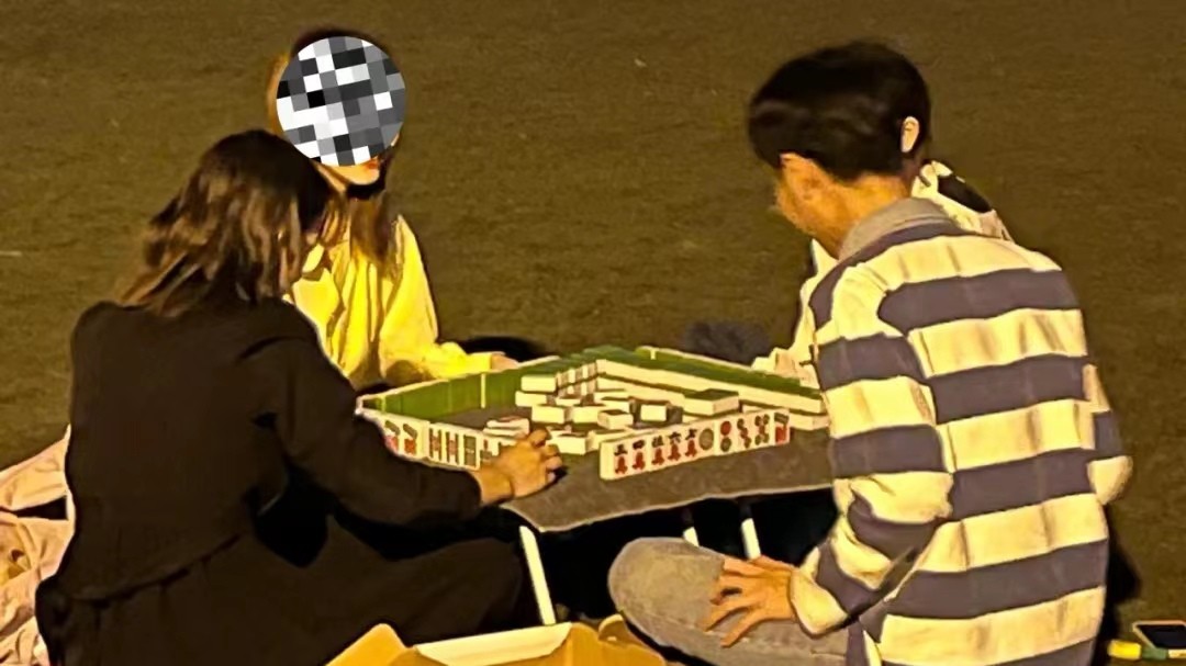 封校后的大学生都在做什么？男生宿舍玩捉迷藏，女生宿舍演宫斗剧