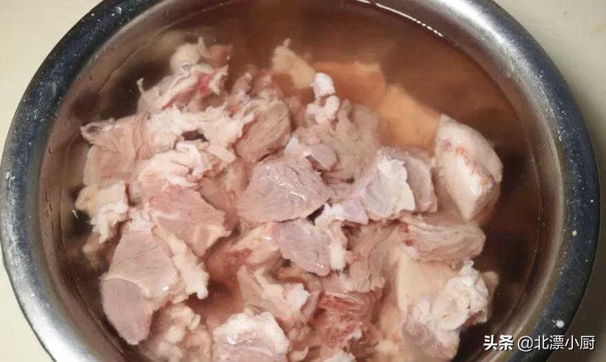 炖羊肉用料太多，难怪不好吃！只需2样料，羊肉鲜嫩，汤也美味