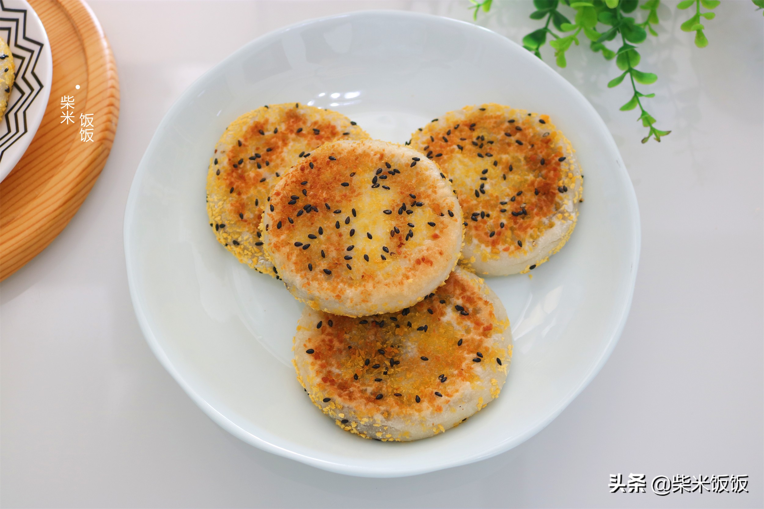 咬一口，外酥里糯，这个饼我家隔几天做一次，冬天吃正合适