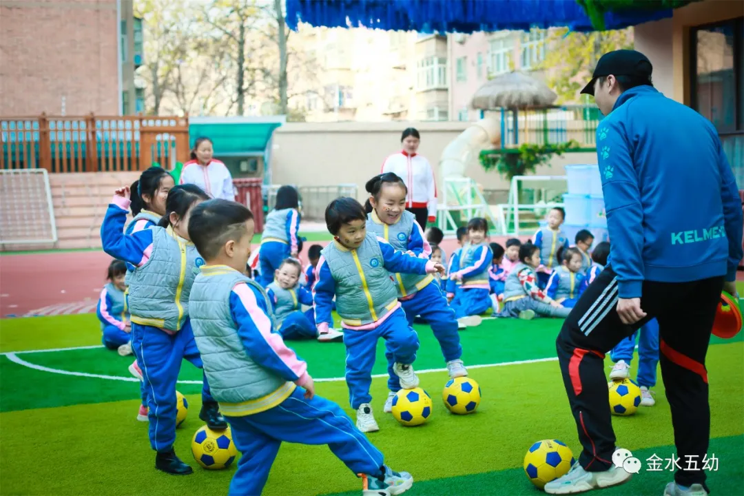 小学生足球队入场词(享运动•健体魄•悦童心—金水五幼教育集团“趣味运动周”纪实)