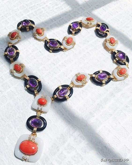 世界顶级珠宝品牌，曾霸屏美国珠宝界，他是天赋异禀的珠宝鬼才