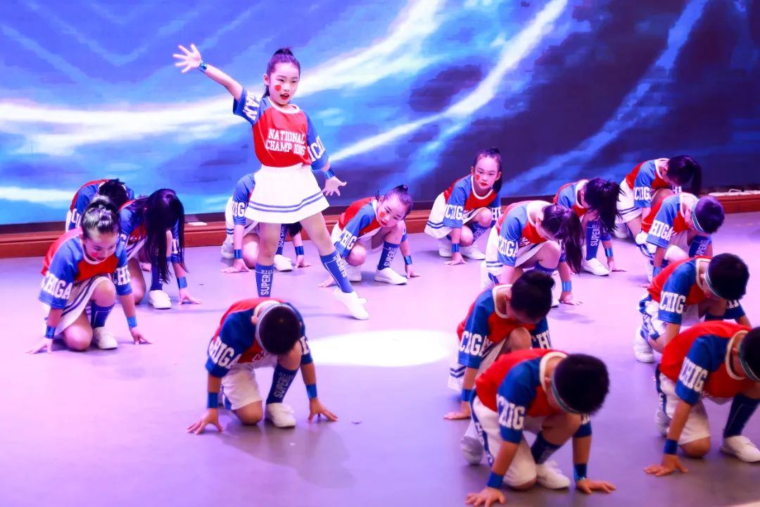 天府新区华阳实验小学举行“童星耀五月·艺术绽花开”群舞比赛