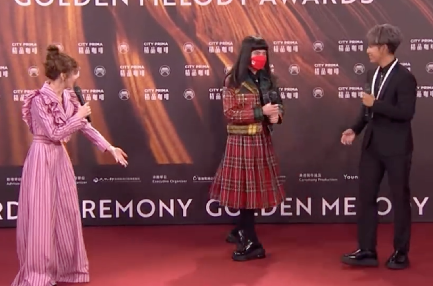 这是颁奖还是开业？金曲奖艺人造型齐翻车，现场变成乡村大舞台？