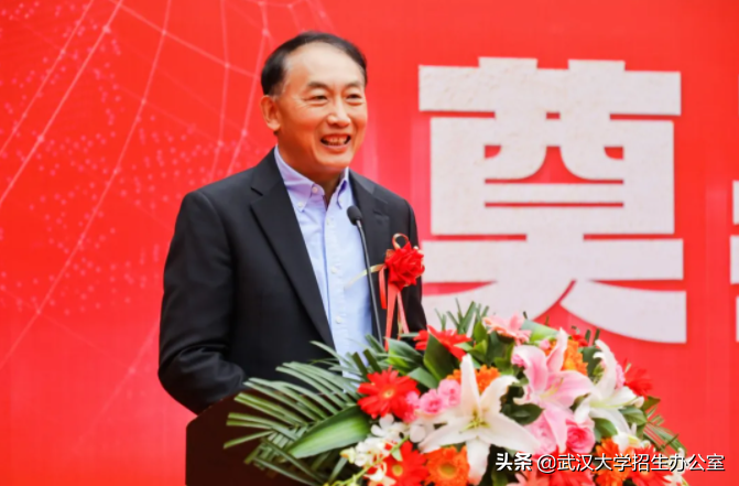 从湖北走出，他成为美国名校终身教授，回国创业成功，向母校捐赠千万美金！