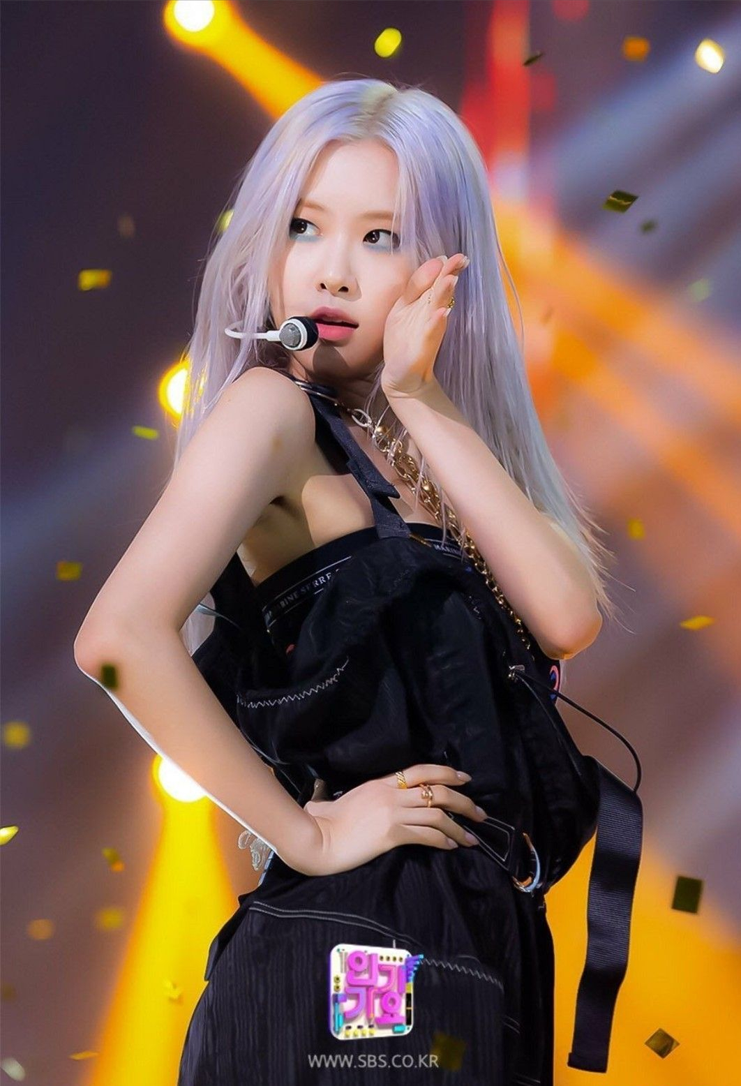 朴彩英晒美黑照片,发量少到粉丝都夸不起来,被说城乡结合部穿搭