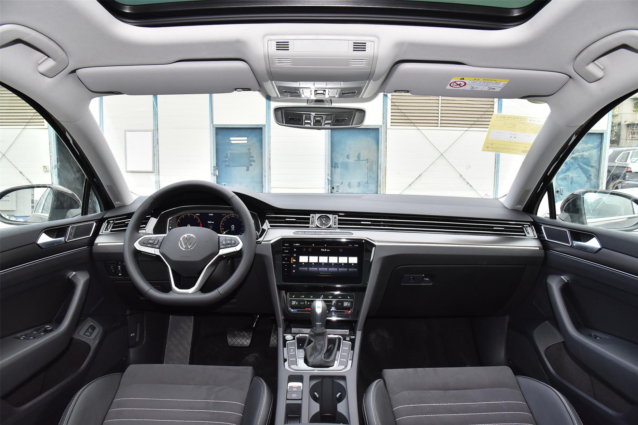 体验迈腾330TSI豪华版，外观稳重，空间宽敞，油耗经济，适合家用