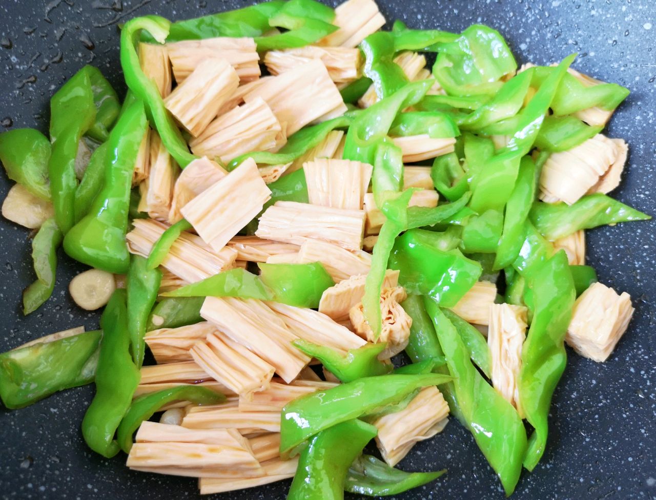 青椒腐竹这样炒，给肉都不换，10分钟就上桌，家人抢着吃