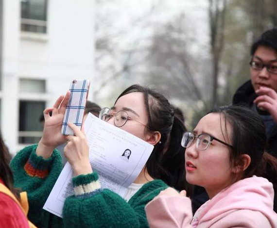 公务员“年龄限制”被打破？实行报考新标准，网友评论一边倒